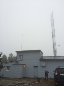 Forsvarets hytte på Vealøs_antenne er den vertikal man ser på huset
